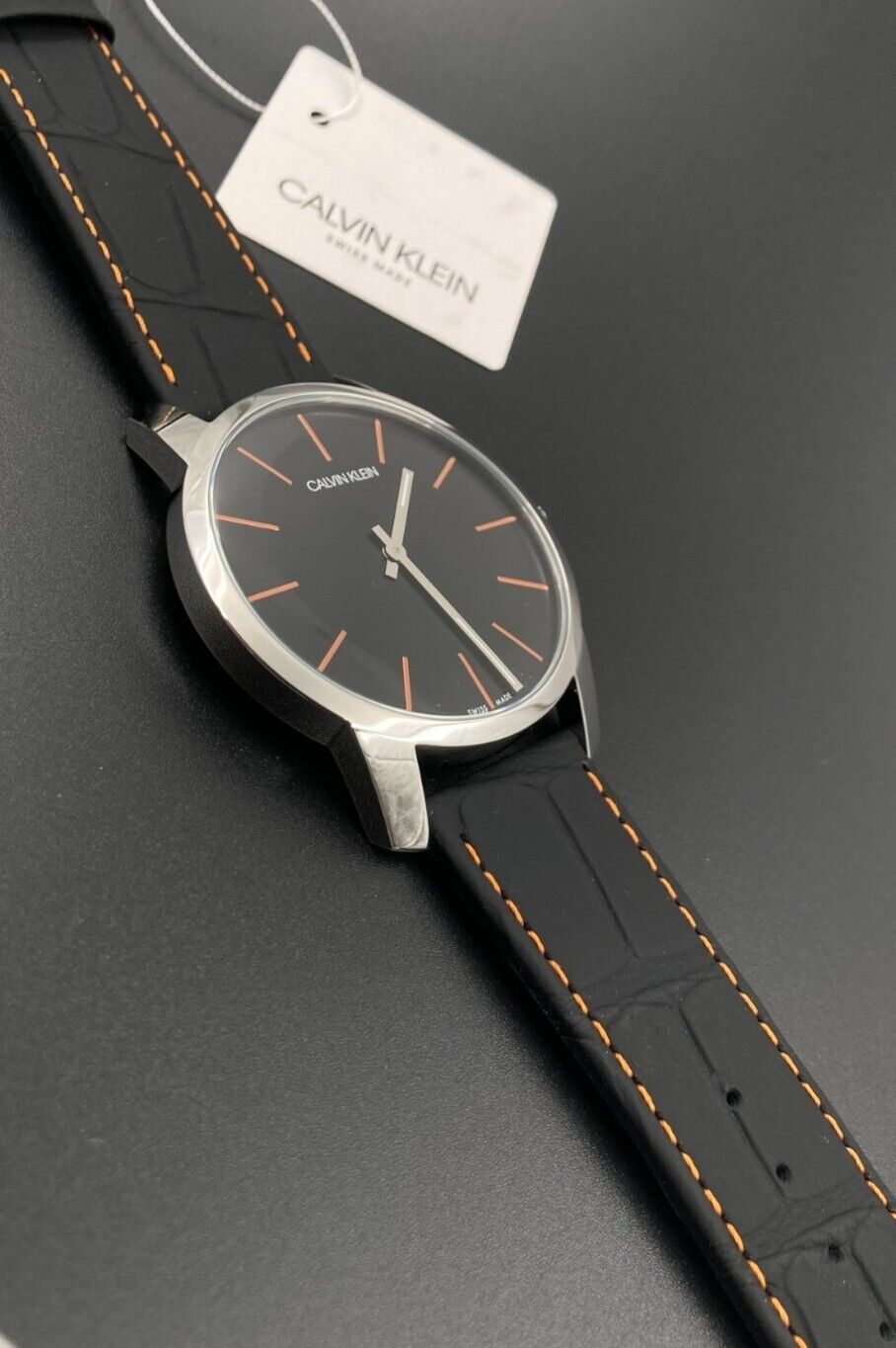 Neue, in der Schweiz hergestellte CALVIN KLEIN City-Herrenuhr aus schwarzem Leder