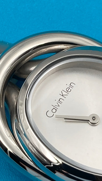 Neue, in der Schweiz hergestellte CALVIN KLEIN-Damen-Quarzuhr mit weißem Zifferblatt