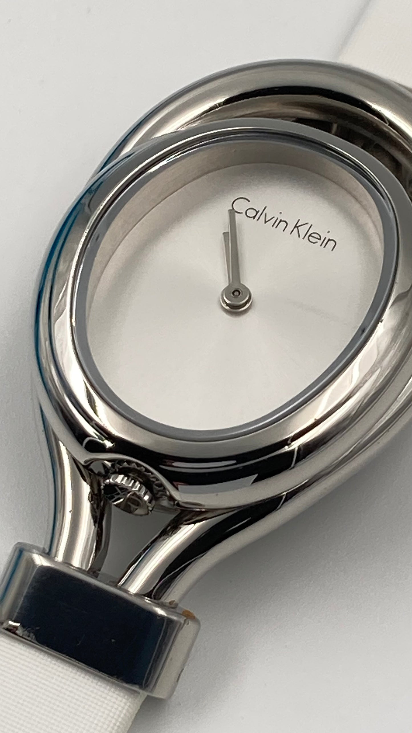 Neue, in der Schweiz hergestellte CALVIN KLEIN-Damen-Quarzuhr mit weißem Zifferblatt