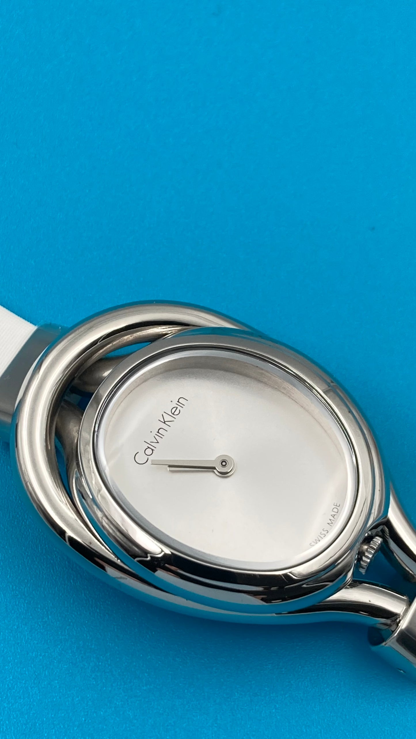 Neue, in der Schweiz hergestellte CALVIN KLEIN-Damen-Quarzuhr mit weißem Zifferblatt