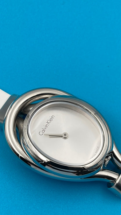 Neue, in der Schweiz hergestellte CALVIN KLEIN-Damen-Quarzuhr mit weißem Zifferblatt