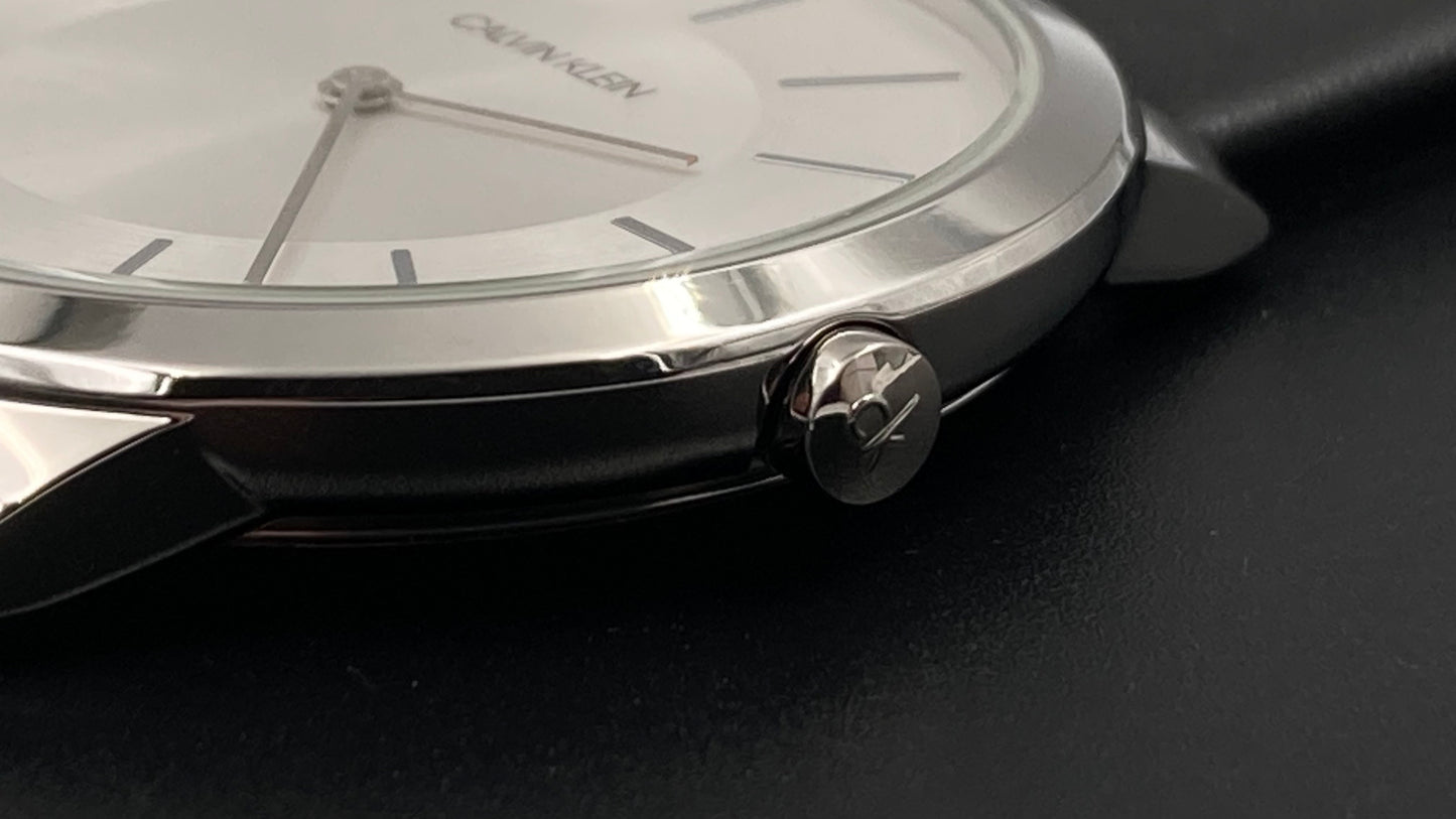 Neue, in der Schweiz hergestellte CALVIN KLEIN Minimal Unisex-Uhr mit silberfarbenem Zifferblatt