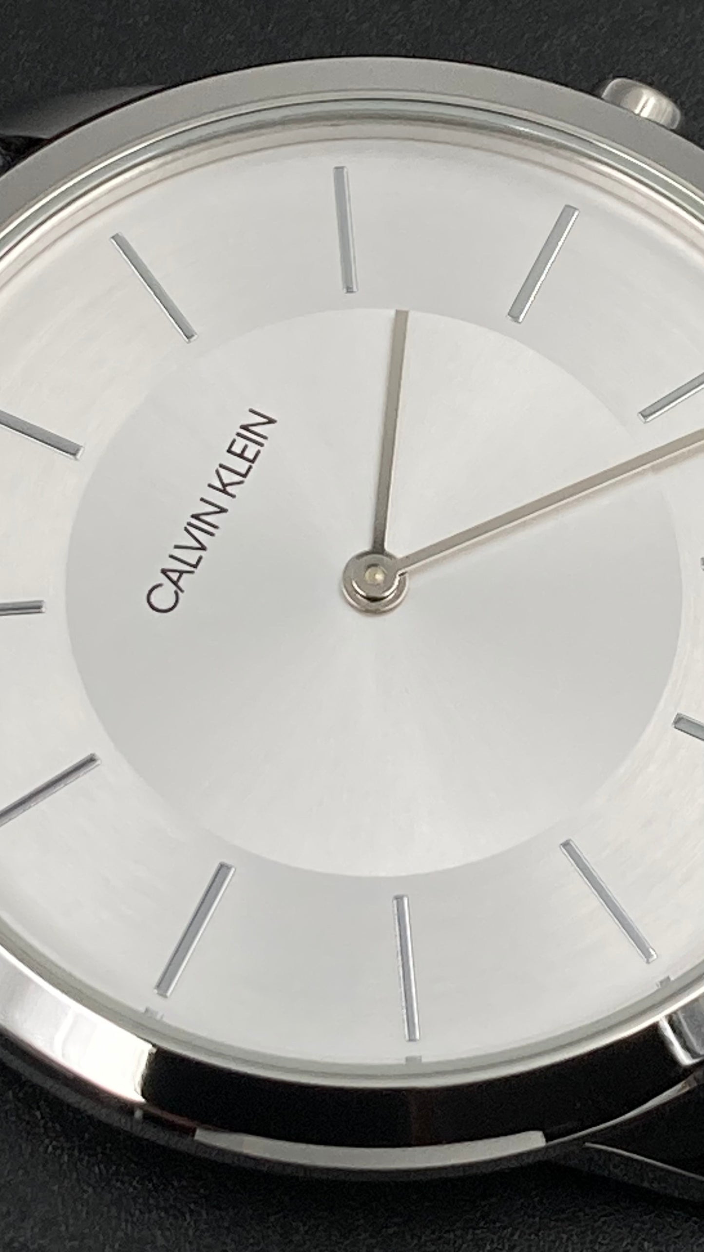 Neue, in der Schweiz hergestellte CALVIN KLEIN Minimal Unisex-Uhr mit silberfarbenem Zifferblatt