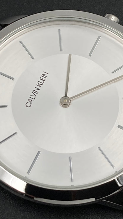 Neue, in der Schweiz hergestellte CALVIN KLEIN Minimal Unisex-Uhr mit silberfarbenem Zifferblatt