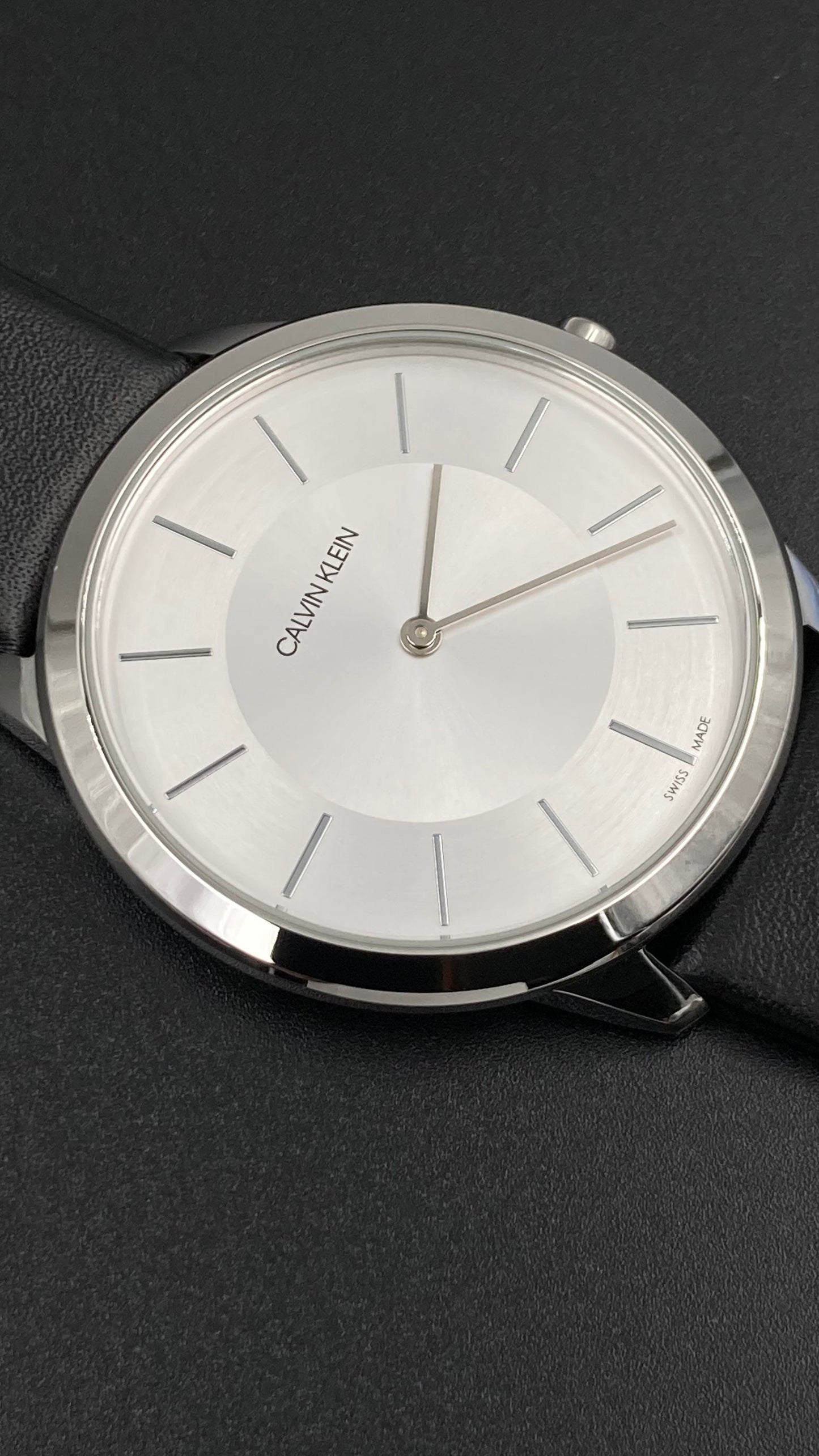 Neue, in der Schweiz hergestellte CALVIN KLEIN Minimal Unisex-Uhr mit silberfarbenem Zifferblatt