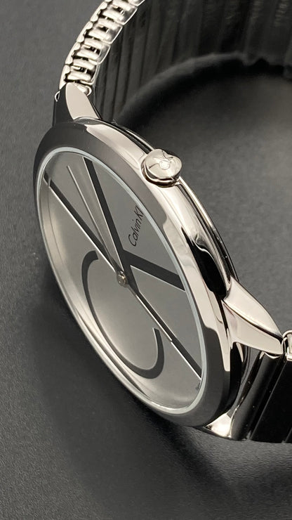 Neue, in der Schweiz hergestellte CALVIN KLEIN Herrenuhr aus Edelstahl mit silbernem Zifferblatt