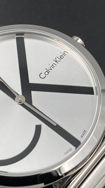 Neue, in der Schweiz hergestellte CALVIN KLEIN Herrenuhr aus Edelstahl mit silbernem Zifferblatt