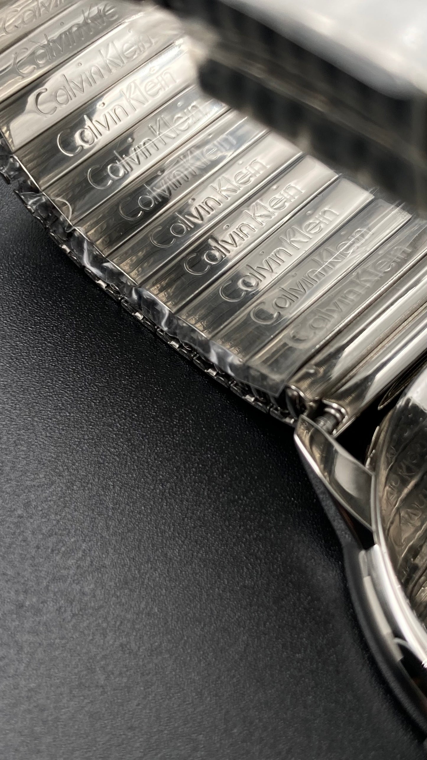 Neue, in der Schweiz hergestellte CALVIN KLEIN Herrenuhr aus Edelstahl mit silbernem Zifferblatt