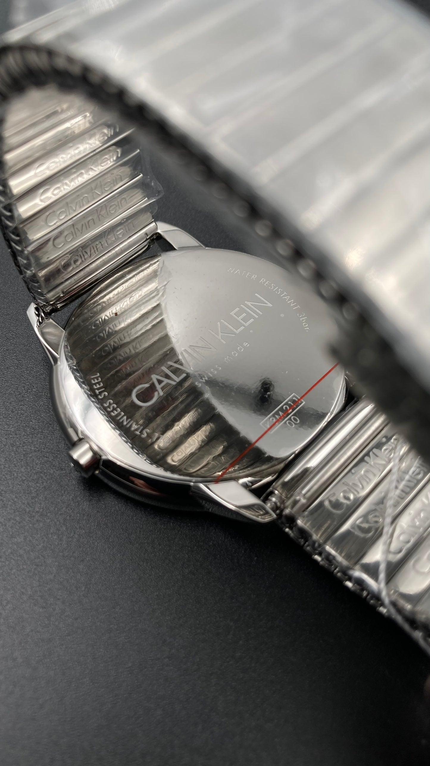 Neue, in der Schweiz hergestellte CALVIN KLEIN Herrenuhr aus Edelstahl mit silbernem Zifferblatt