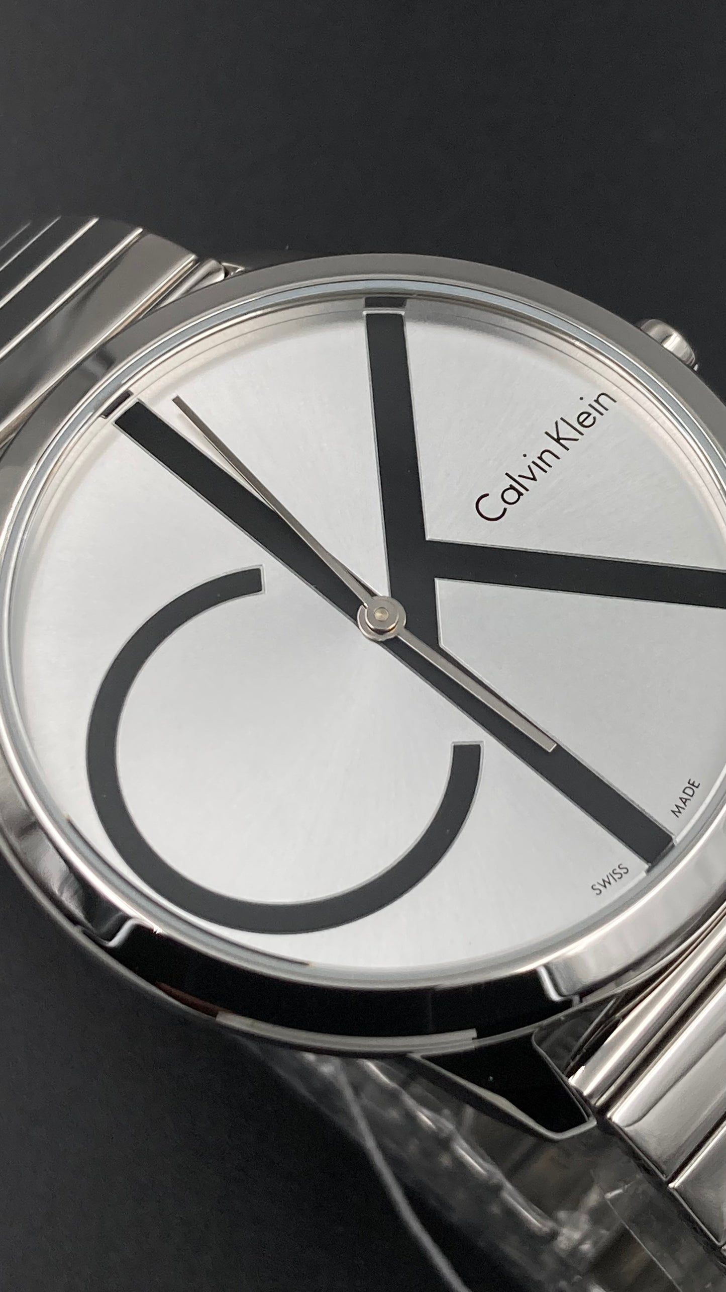 Neue, in der Schweiz hergestellte CALVIN KLEIN Herrenuhr aus Edelstahl mit silbernem Zifferblatt