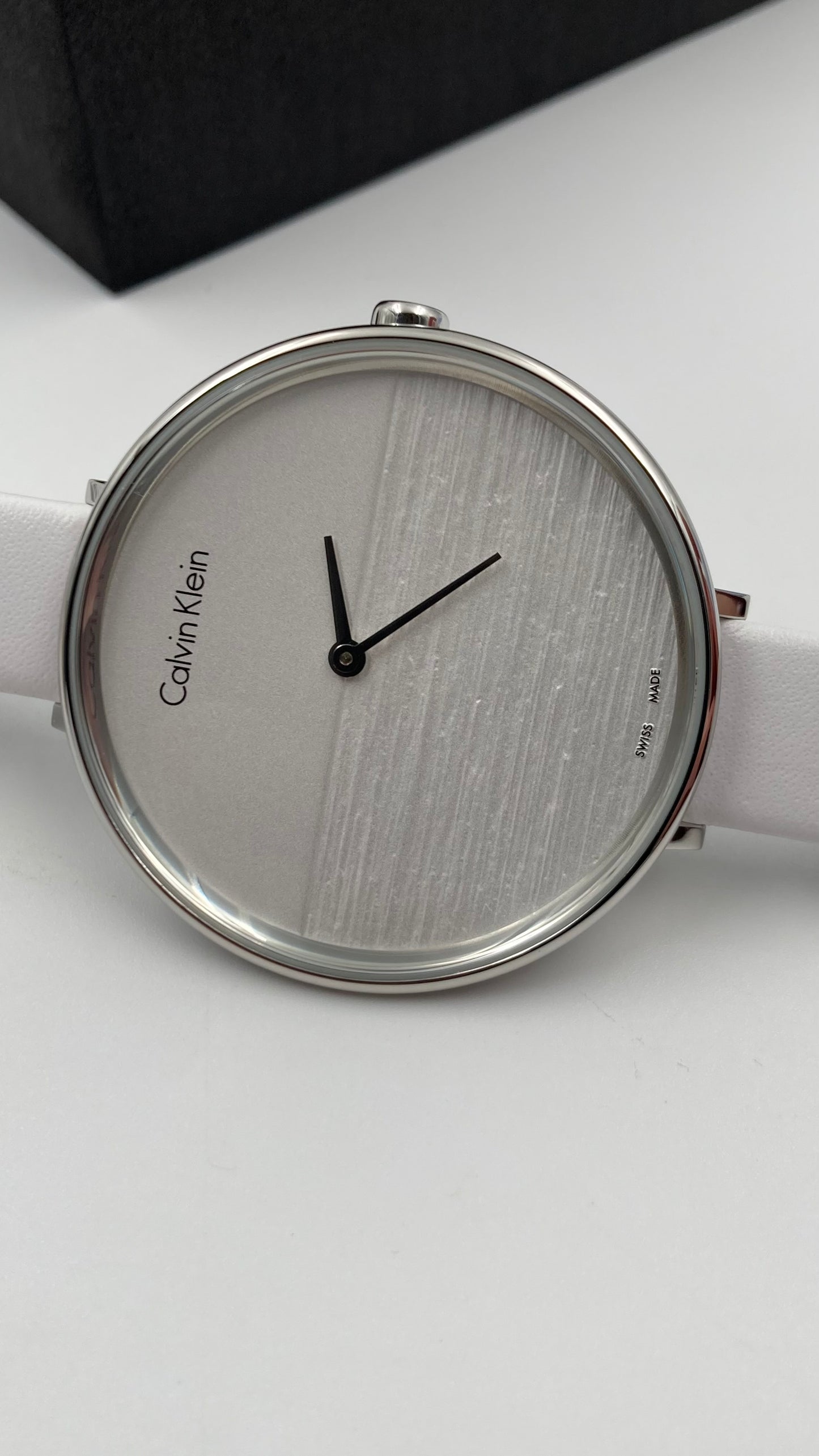 Neue, in der Schweiz hergestellte CALVIN KLEIN Rise Damenuhr mit weißem Zifferblatt und weißem Leder