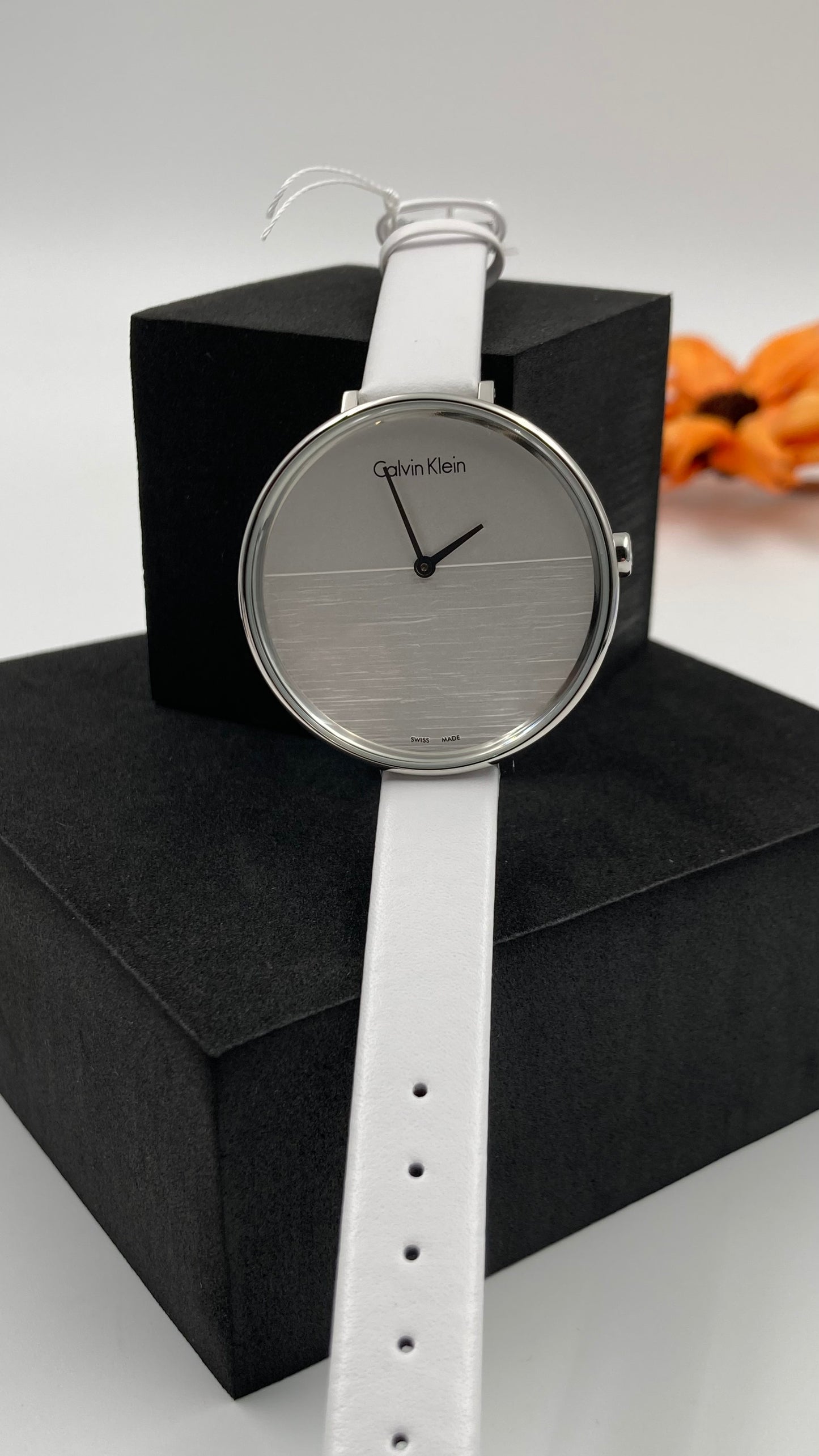 Neue, in der Schweiz hergestellte CALVIN KLEIN Rise Damenuhr mit weißem Zifferblatt und weißem Leder
