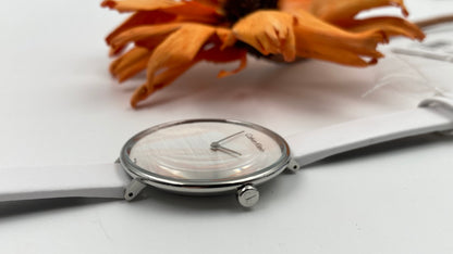 Neue, in der Schweiz hergestellte CALVIN KLEIN Rise Damenuhr mit weißem Zifferblatt und weißem Leder