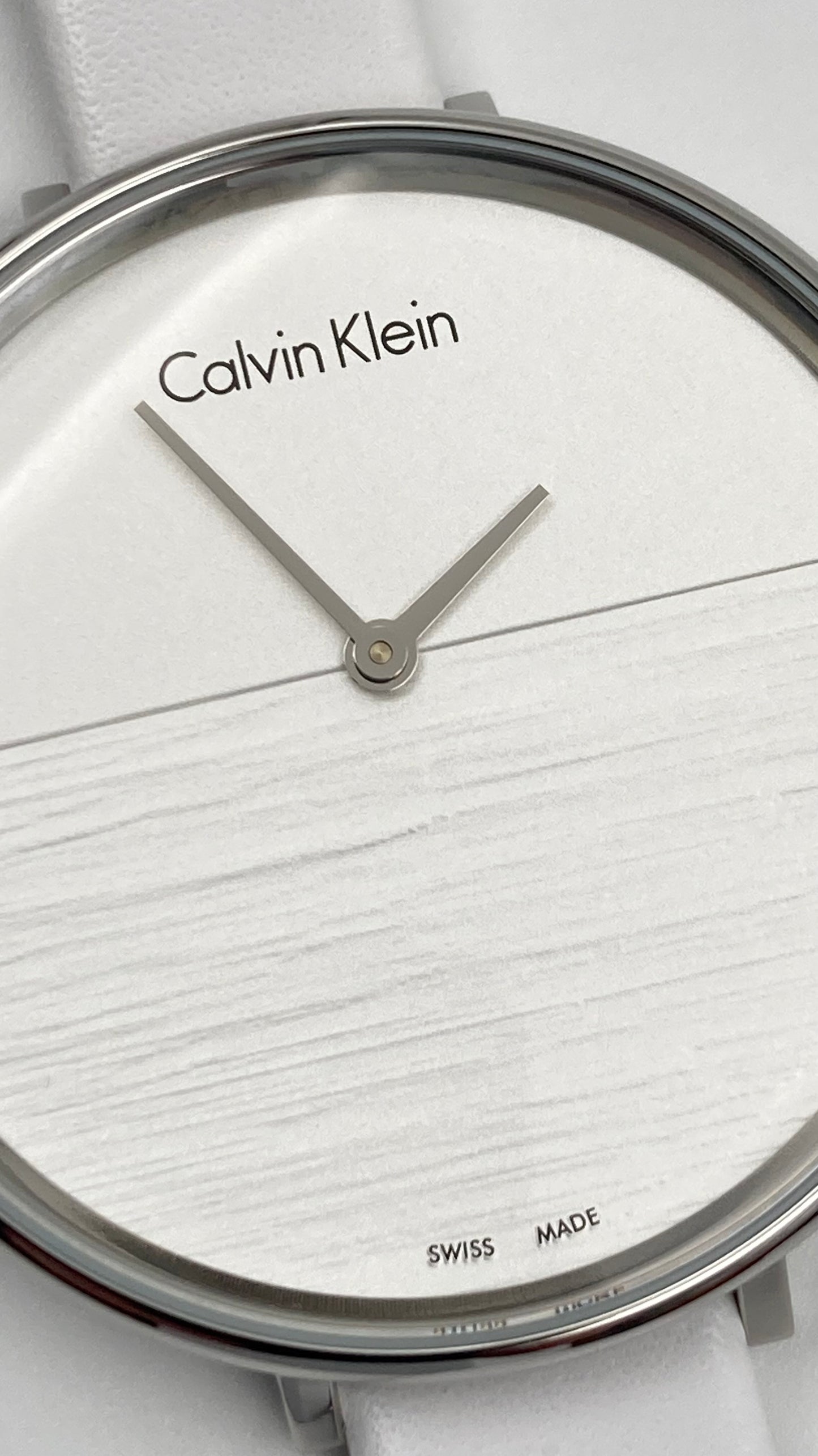 Neue, in der Schweiz hergestellte CALVIN KLEIN Rise Damenuhr mit weißem Zifferblatt und weißem Leder