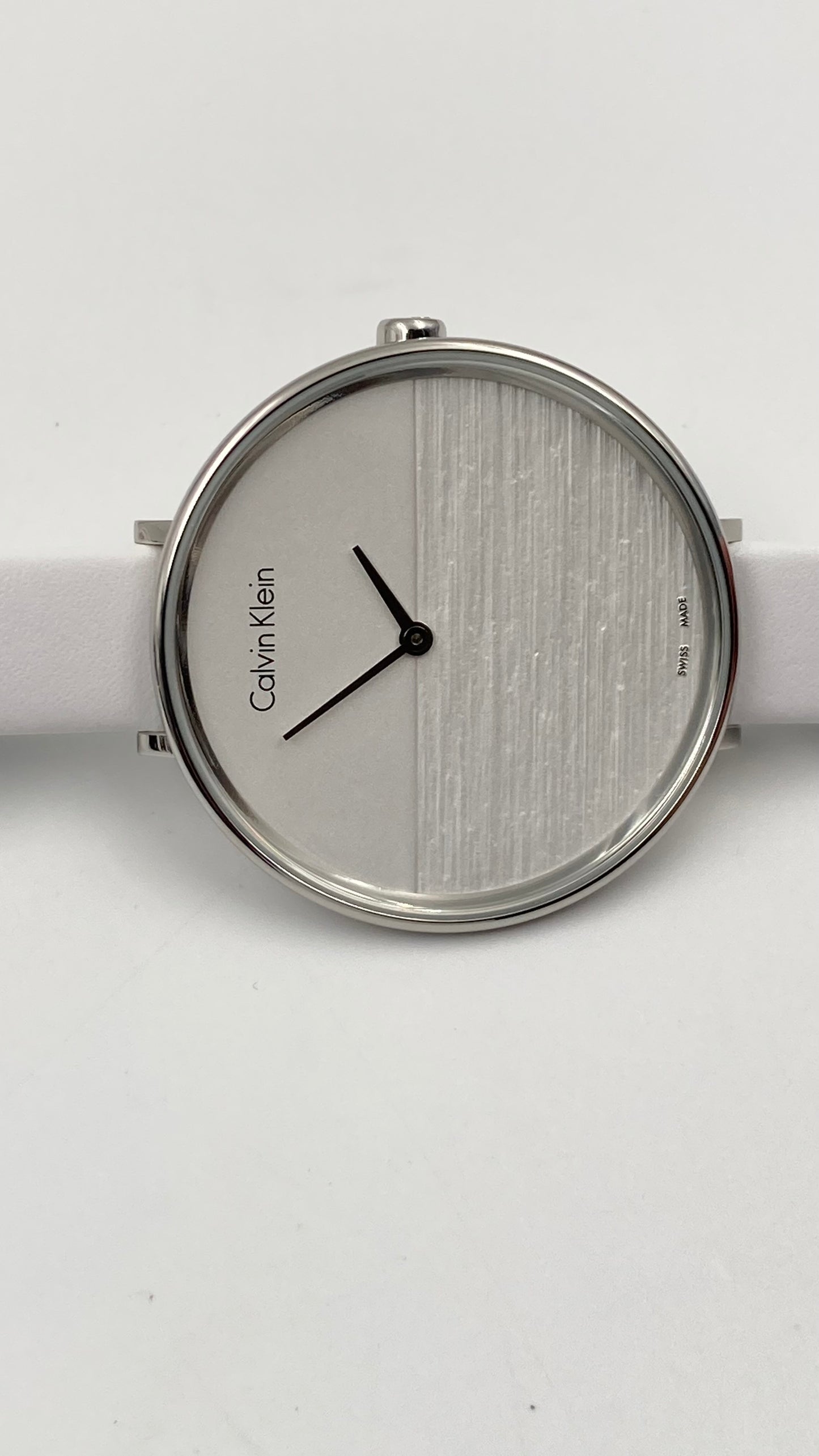 Neue, in der Schweiz hergestellte CALVIN KLEIN Rise Damenuhr mit weißem Zifferblatt und weißem Leder