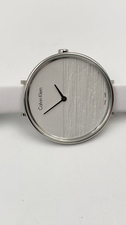 Neue, in der Schweiz hergestellte CALVIN KLEIN Rise Damenuhr mit weißem Zifferblatt und weißem Leder
