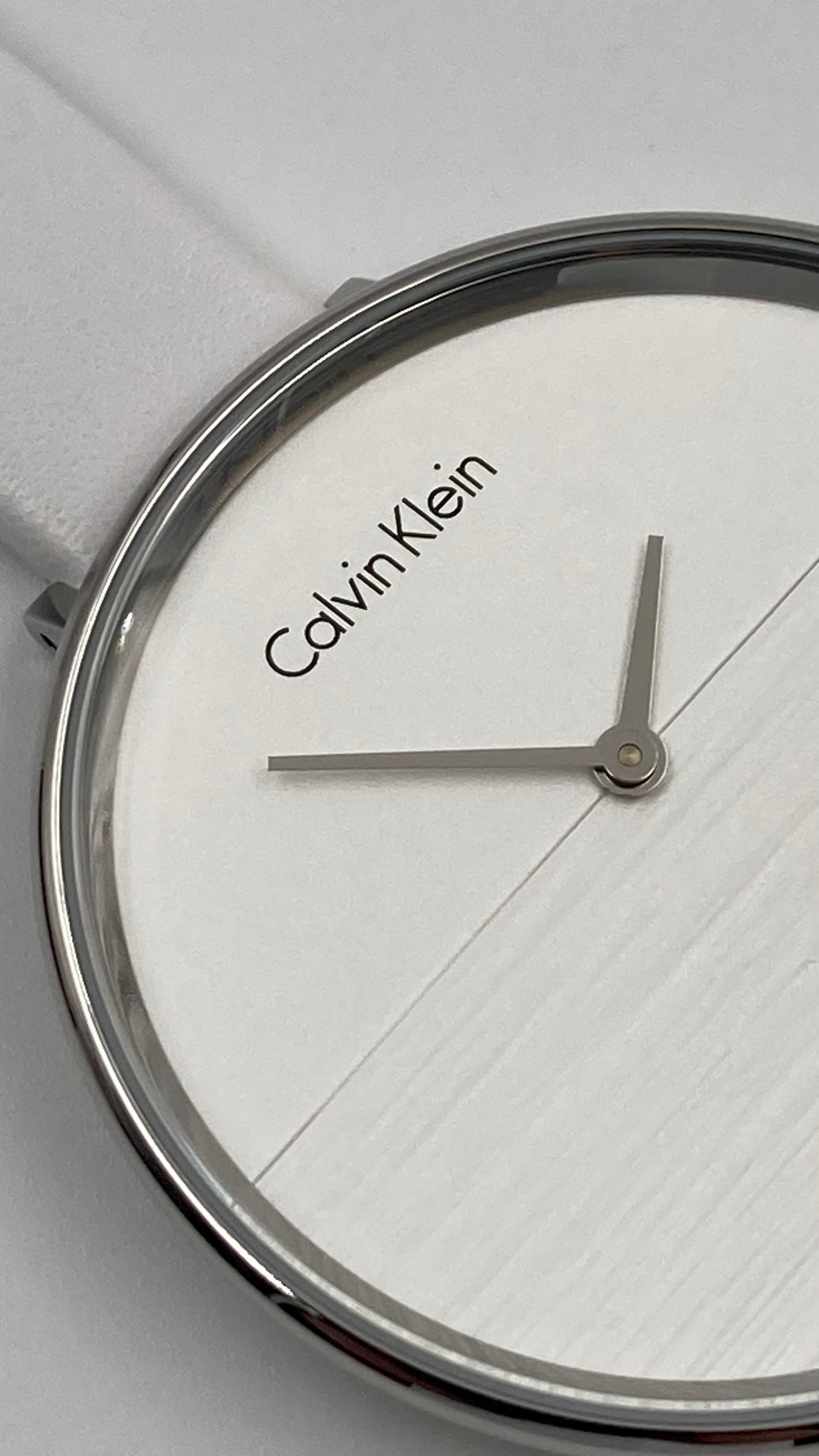 Neue, in der Schweiz hergestellte CALVIN KLEIN Rise Damenuhr mit weißem Zifferblatt und weißem Leder