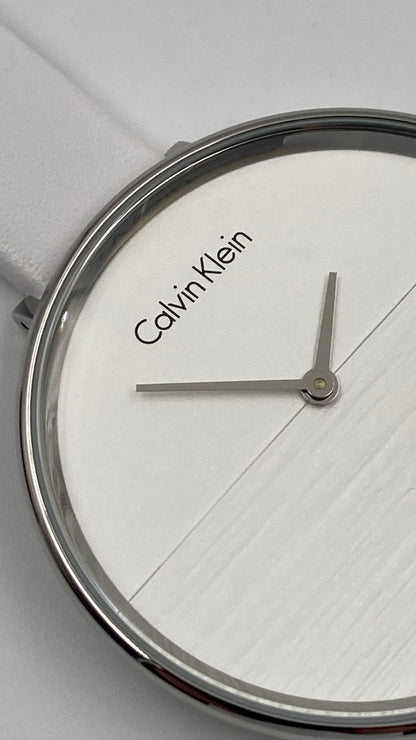 Neue, in der Schweiz hergestellte CALVIN KLEIN Rise Damenuhr mit weißem Zifferblatt und weißem Leder