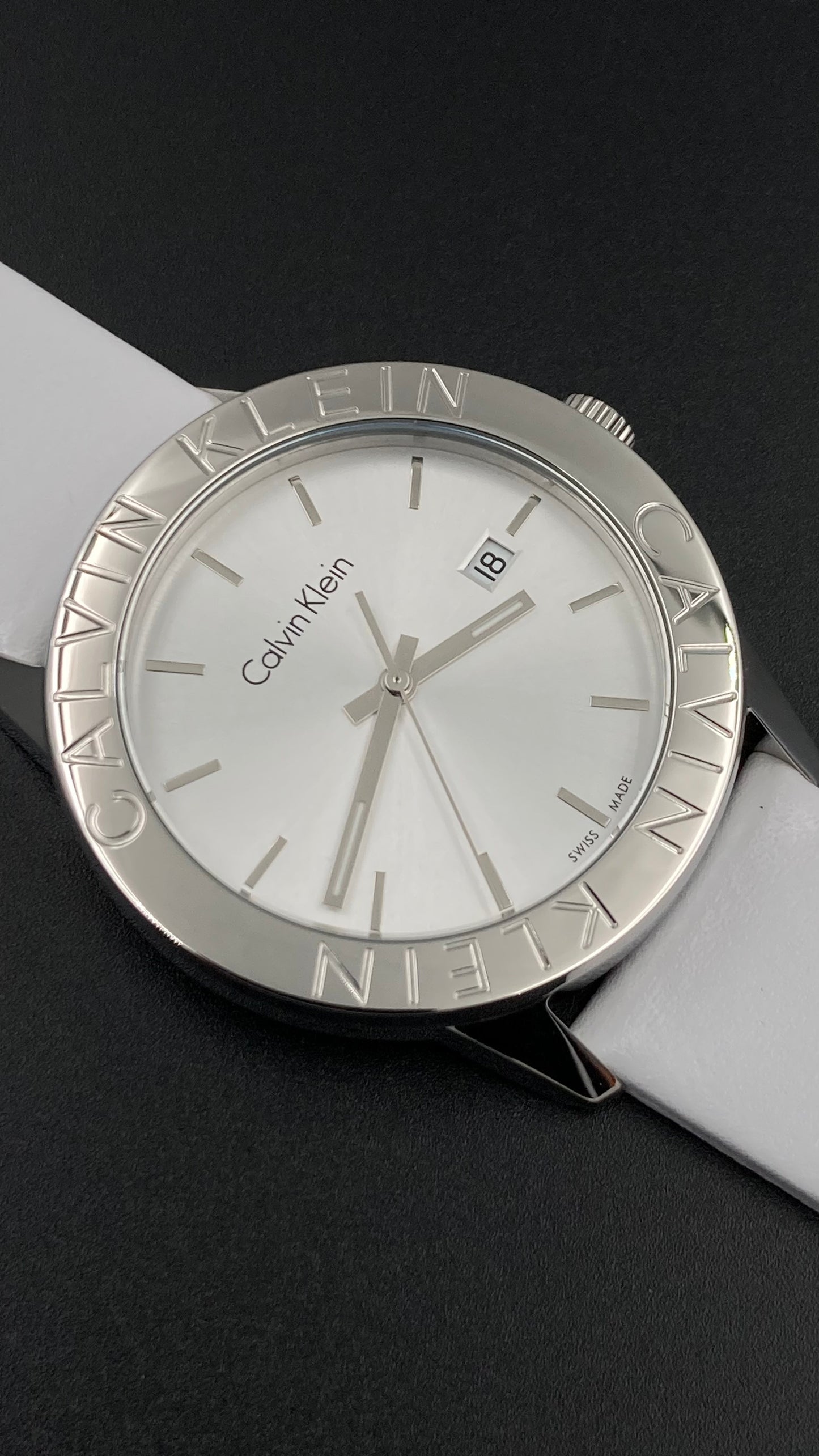 Neue, in der Schweiz hergestellte CALVIN KLEIN Damenuhr mit silbernem Zifferblatt