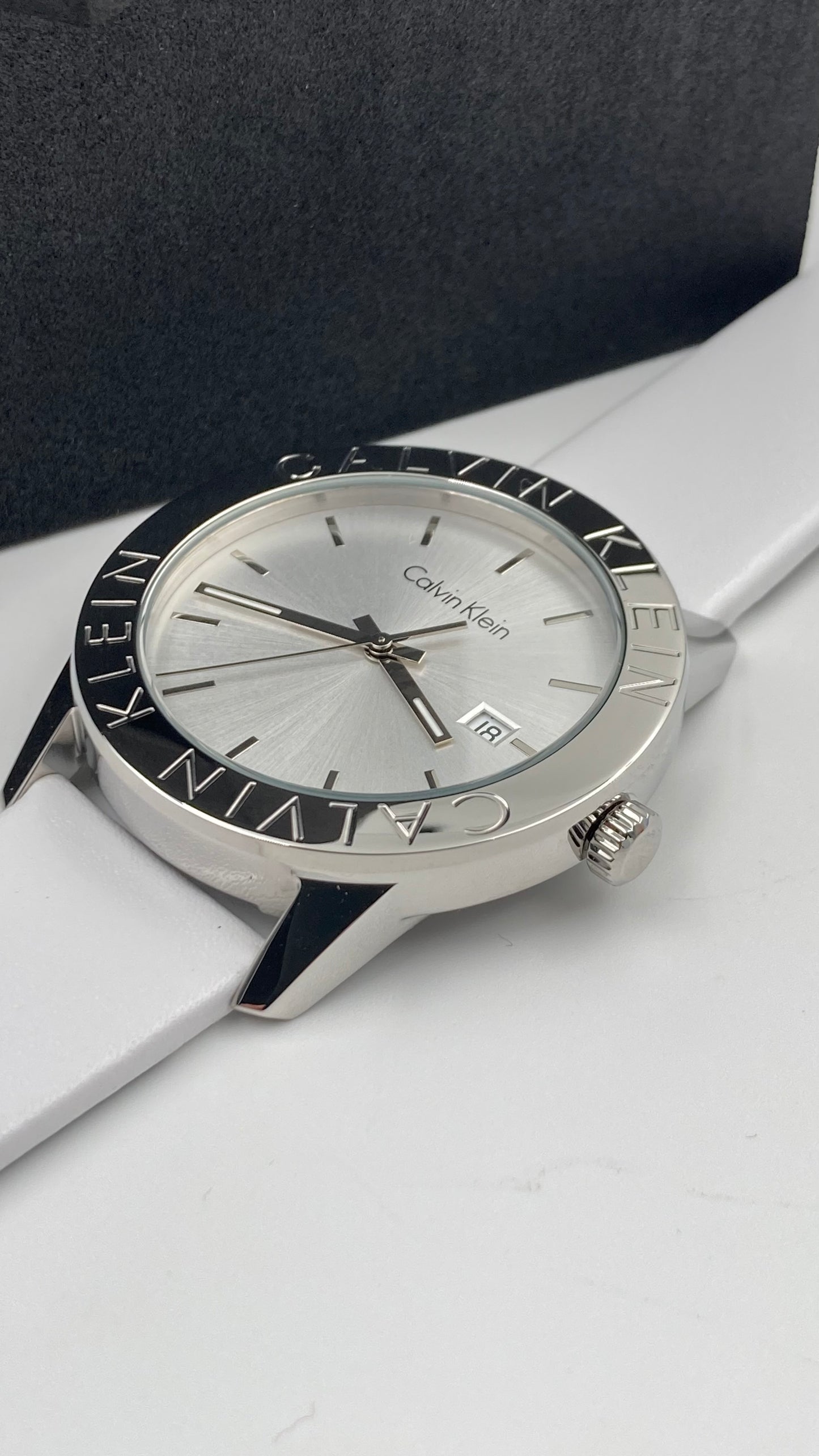Neue, in der Schweiz hergestellte CALVIN KLEIN Damenuhr mit silbernem Zifferblatt