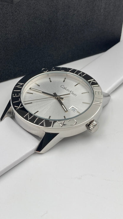 Neue, in der Schweiz hergestellte CALVIN KLEIN Damenuhr mit silbernem Zifferblatt
