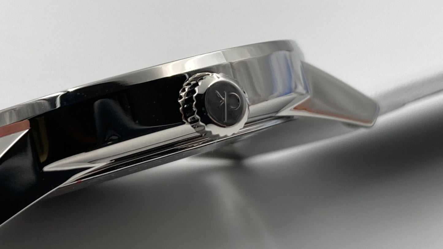 Neue, in der Schweiz hergestellte CALVIN KLEIN Damenuhr mit silbernem Zifferblatt