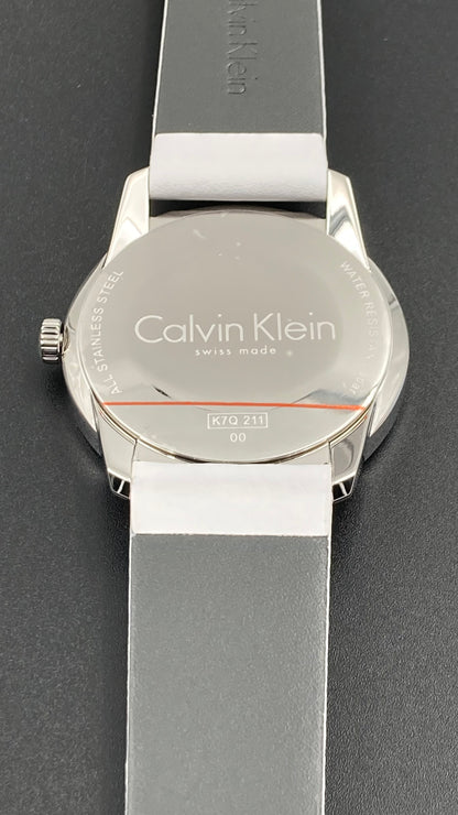 Neue, in der Schweiz hergestellte CALVIN KLEIN Damenuhr mit silbernem Zifferblatt