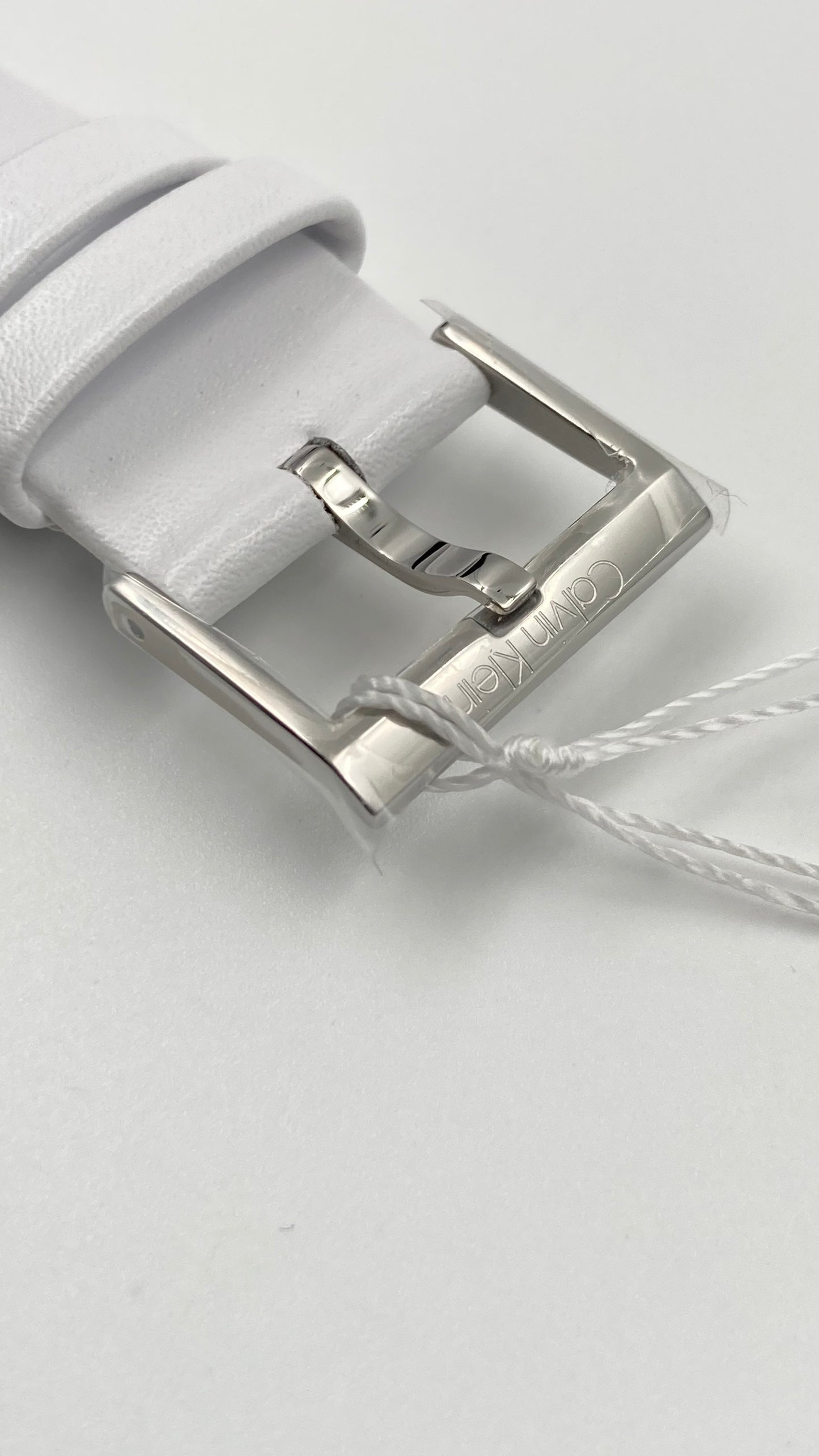 Neue, in der Schweiz hergestellte CALVIN KLEIN Damenuhr mit silbernem Zifferblatt