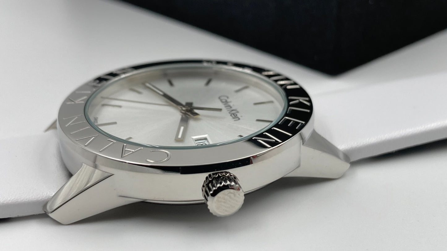 Neue, in der Schweiz hergestellte CALVIN KLEIN Damenuhr mit silbernem Zifferblatt