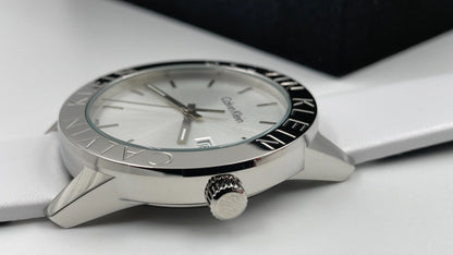 Neue, in der Schweiz hergestellte CALVIN KLEIN Damenuhr mit silbernem Zifferblatt