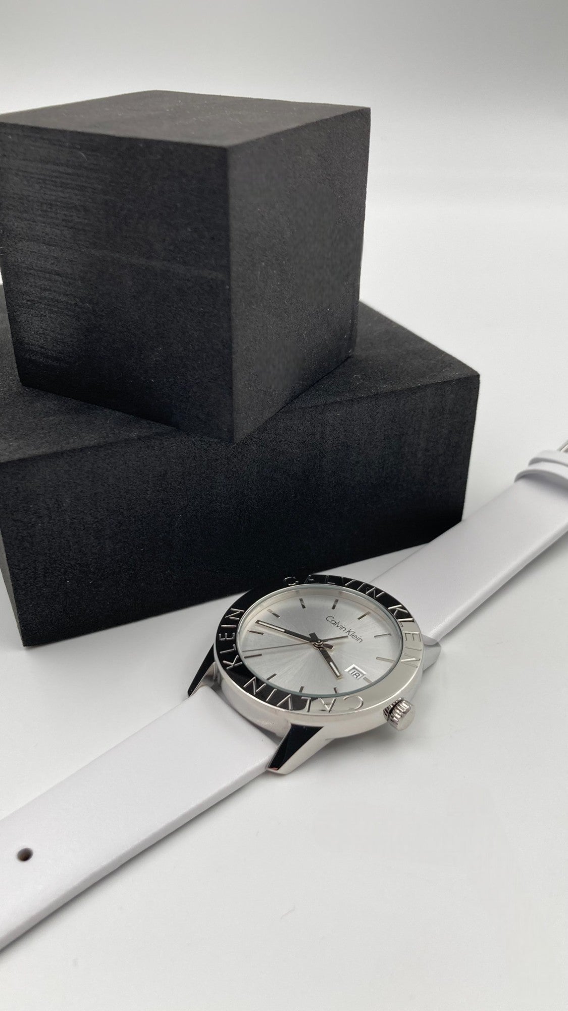 Neue, in der Schweiz hergestellte CALVIN KLEIN Damenuhr mit silbernem Zifferblatt