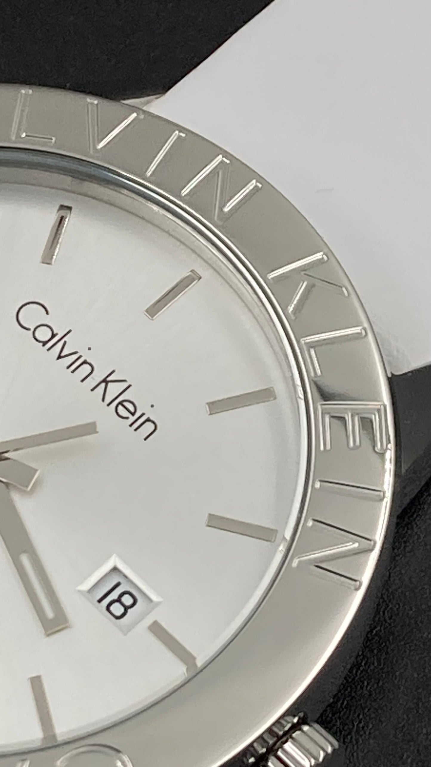 Neue, in der Schweiz hergestellte CALVIN KLEIN Damenuhr mit silbernem Zifferblatt