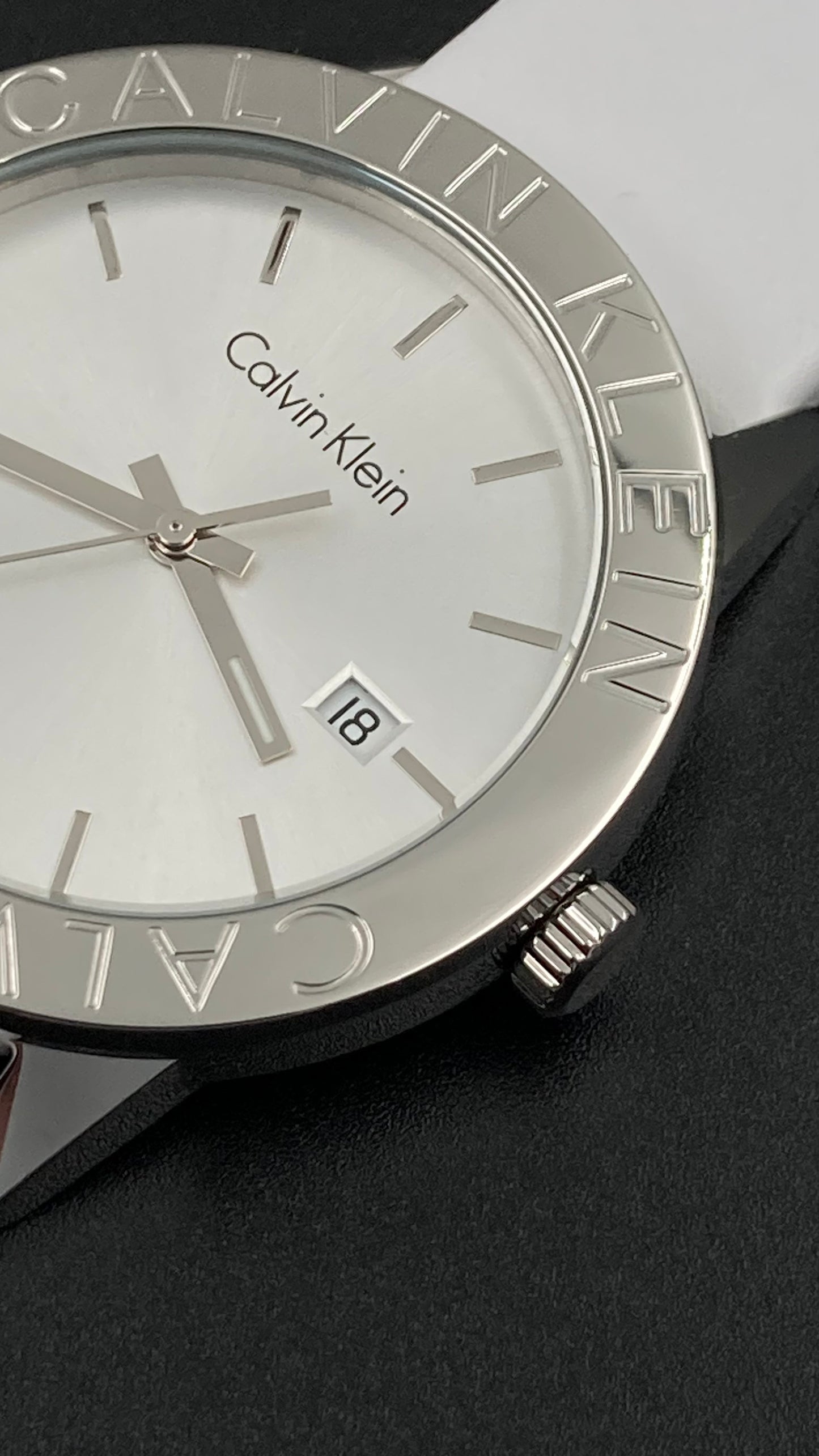 Neue, in der Schweiz hergestellte CALVIN KLEIN Damenuhr mit silbernem Zifferblatt