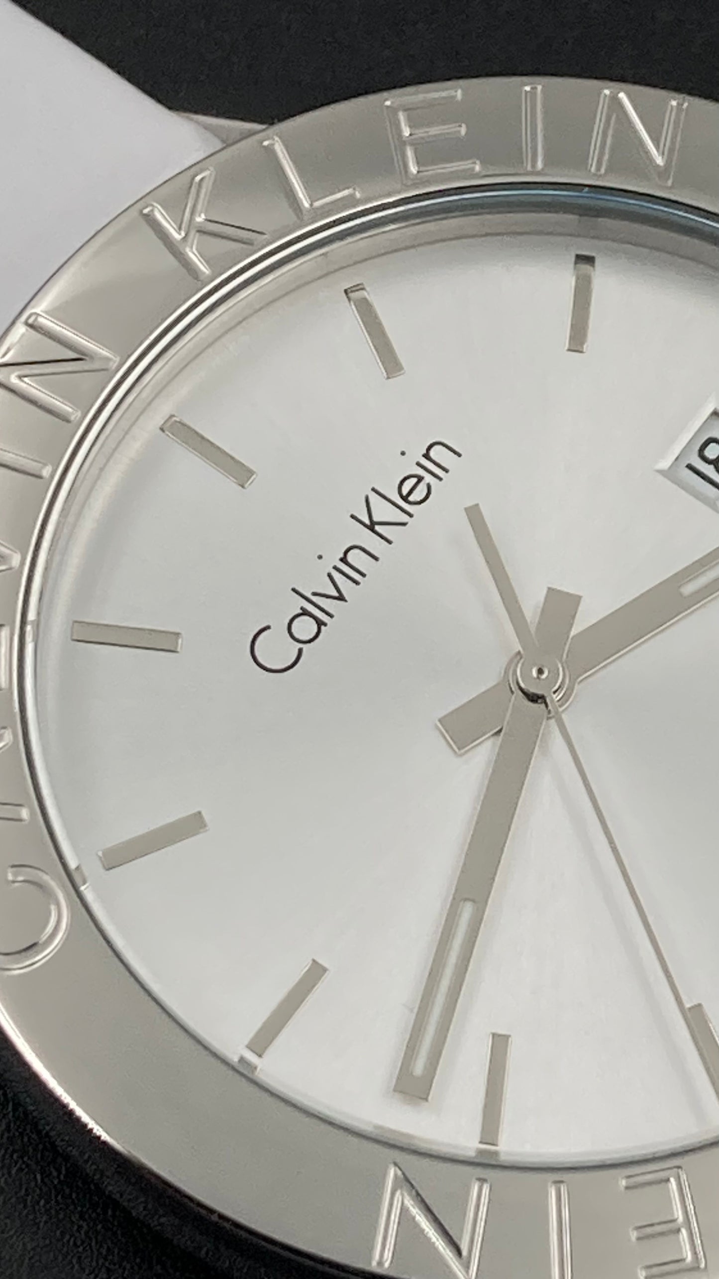 Neue, in der Schweiz hergestellte CALVIN KLEIN Damenuhr mit silbernem Zifferblatt