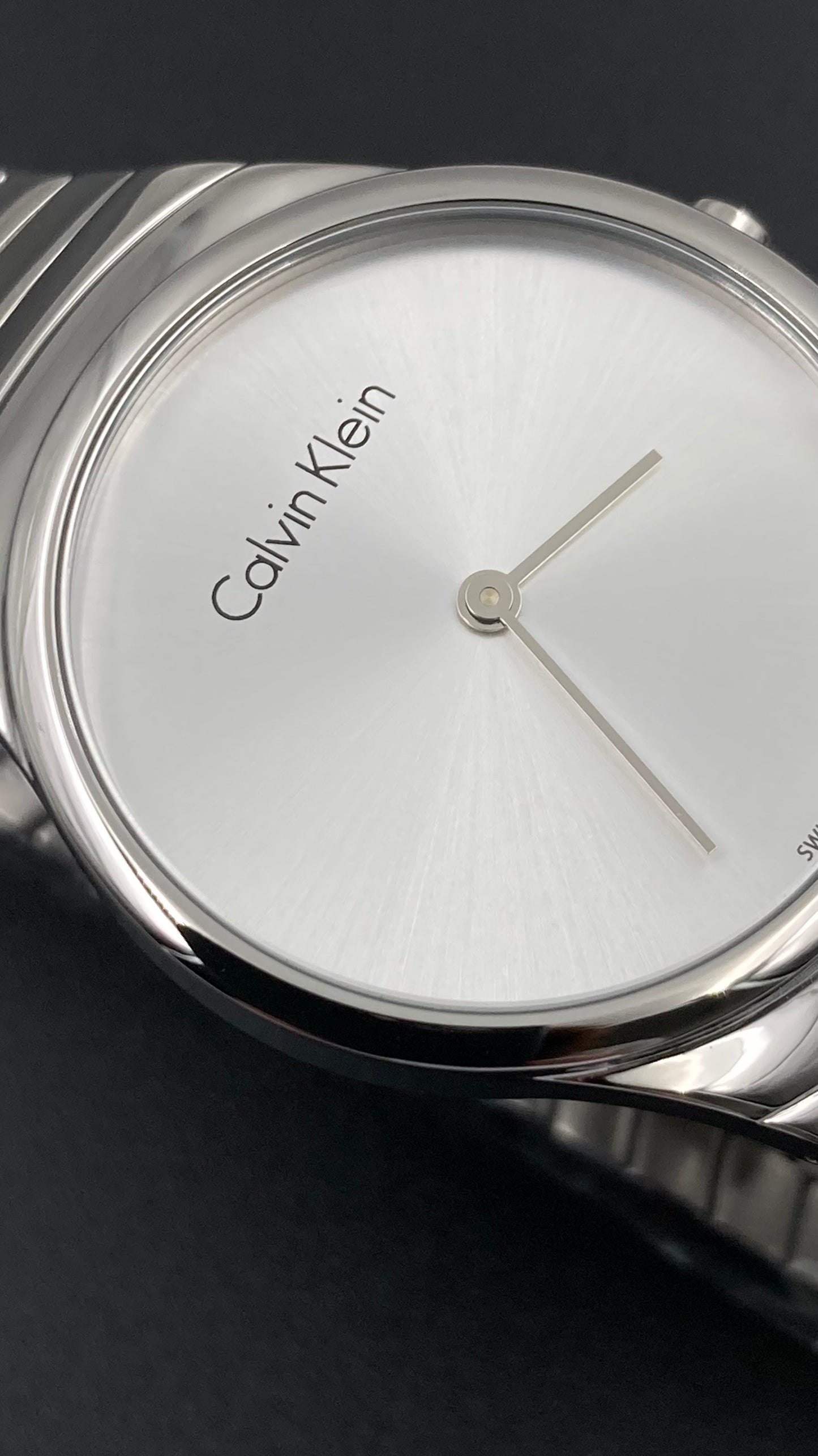 Neue, in der Schweiz hergestellte CALVIN KLEIN Whirl Damenuhr aus Edelstahl mit silbernem Zifferblatt