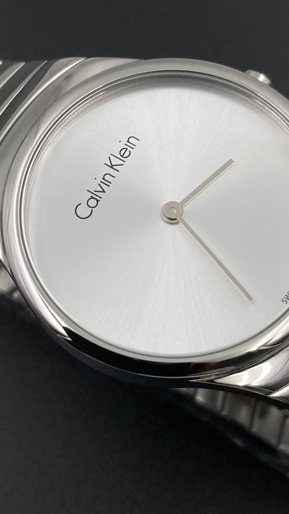 Neue, in der Schweiz hergestellte CALVIN KLEIN Whirl Damenuhr aus Edelstahl mit silbernem Zifferblatt