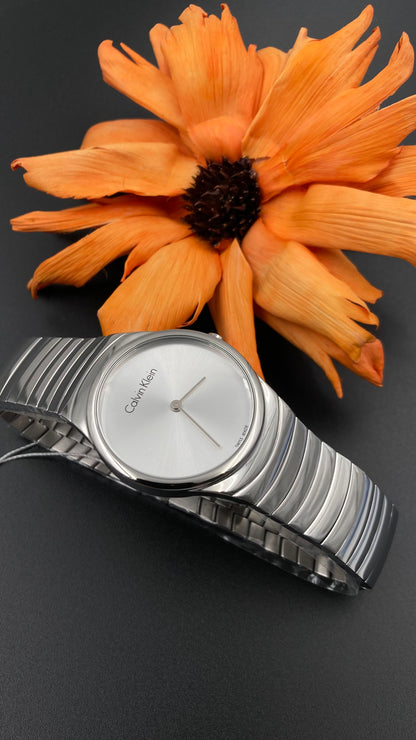 Neue, in der Schweiz hergestellte CALVIN KLEIN Whirl Damenuhr aus Edelstahl mit silbernem Zifferblatt