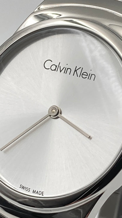 Neue, in der Schweiz hergestellte CALVIN KLEIN Whirl Damenuhr aus Edelstahl mit silbernem Zifferblatt