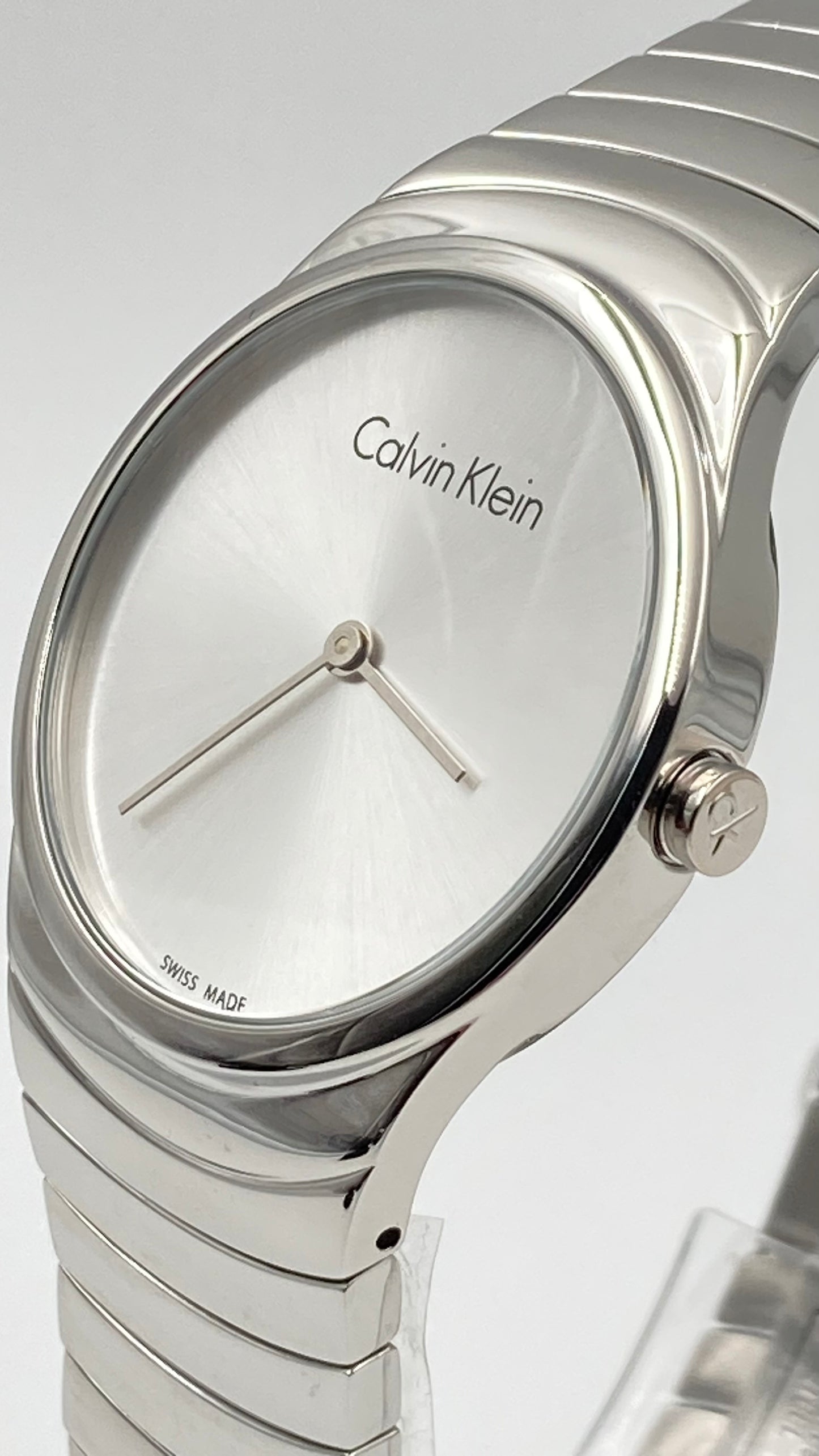 Neue, in der Schweiz hergestellte CALVIN KLEIN Whirl Damenuhr aus Edelstahl mit silbernem Zifferblatt