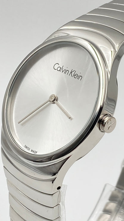 Neue, in der Schweiz hergestellte CALVIN KLEIN Whirl Damenuhr aus Edelstahl mit silbernem Zifferblatt