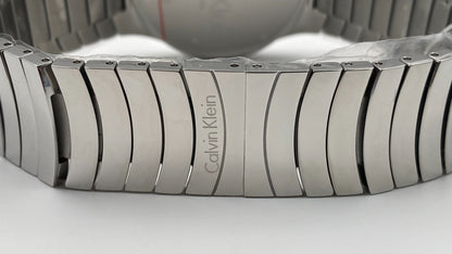 Neue, in der Schweiz hergestellte CALVIN KLEIN Whirl Damenuhr aus Edelstahl mit silbernem Zifferblatt