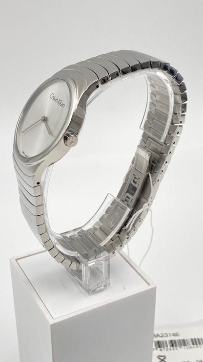 Neue, in der Schweiz hergestellte CALVIN KLEIN Whirl Damenuhr aus Edelstahl mit silbernem Zifferblatt