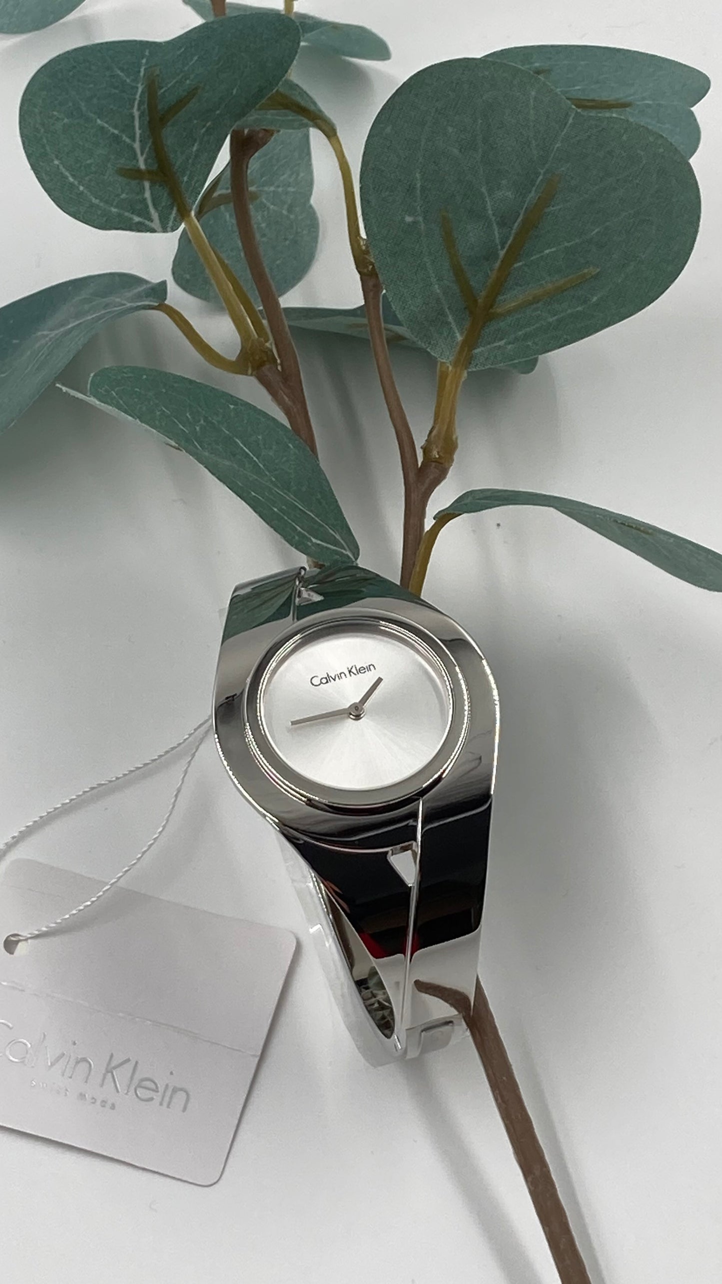 Neue, in der Schweiz hergestellte CALVIN KLEIN Sensual, kleine Damen-Quarzuhr mit silbernem Zifferblatt
