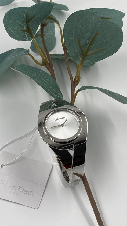 Neue, in der Schweiz hergestellte CALVIN KLEIN Sensual, kleine Damen-Quarzuhr mit silbernem Zifferblatt