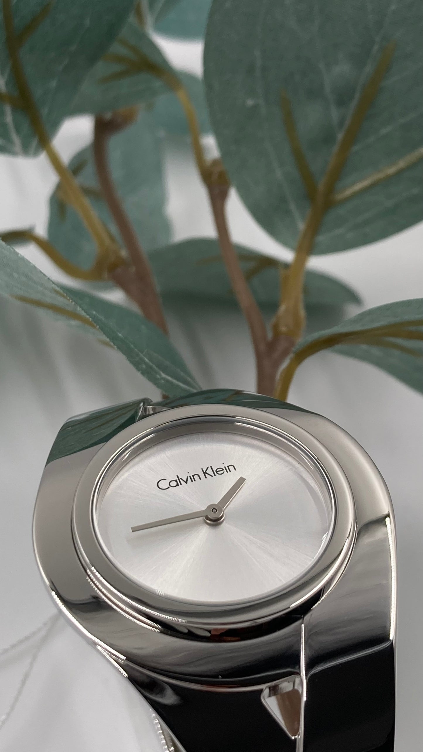 Neue, in der Schweiz hergestellte CALVIN KLEIN Sensual, kleine Damen-Quarzuhr mit silbernem Zifferblatt