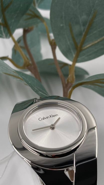 Neue, in der Schweiz hergestellte CALVIN KLEIN Sensual, kleine Damen-Quarzuhr mit silbernem Zifferblatt