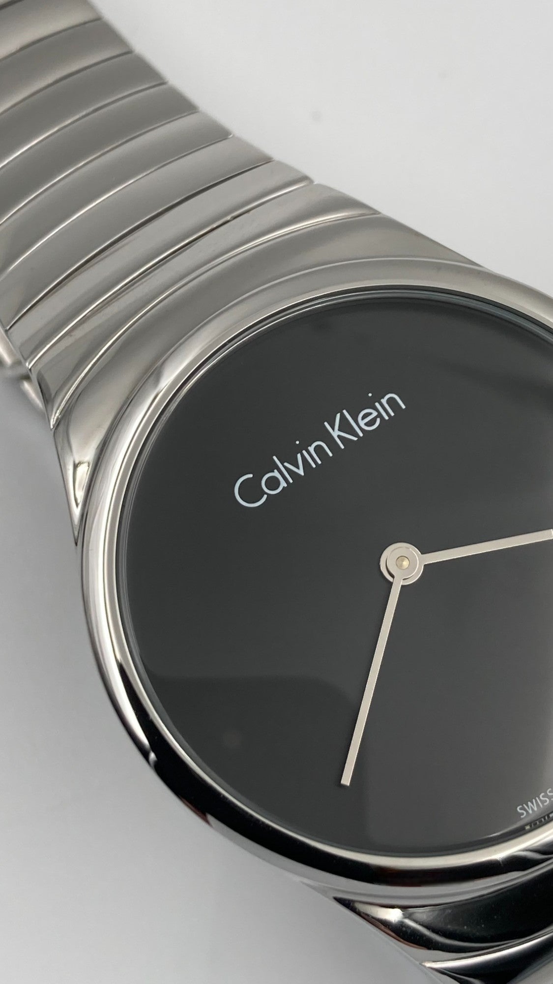 Neue, in der Schweiz hergestellte CALVIN KLEIN Whirl Damenuhr aus Edelstahl mit schwarzem Zifferblatt