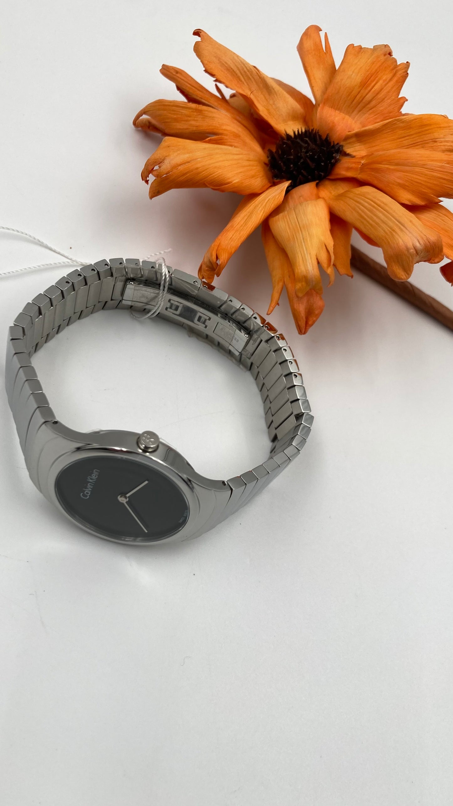 Neue, in der Schweiz hergestellte CALVIN KLEIN Whirl Damenuhr aus Edelstahl mit schwarzem Zifferblatt