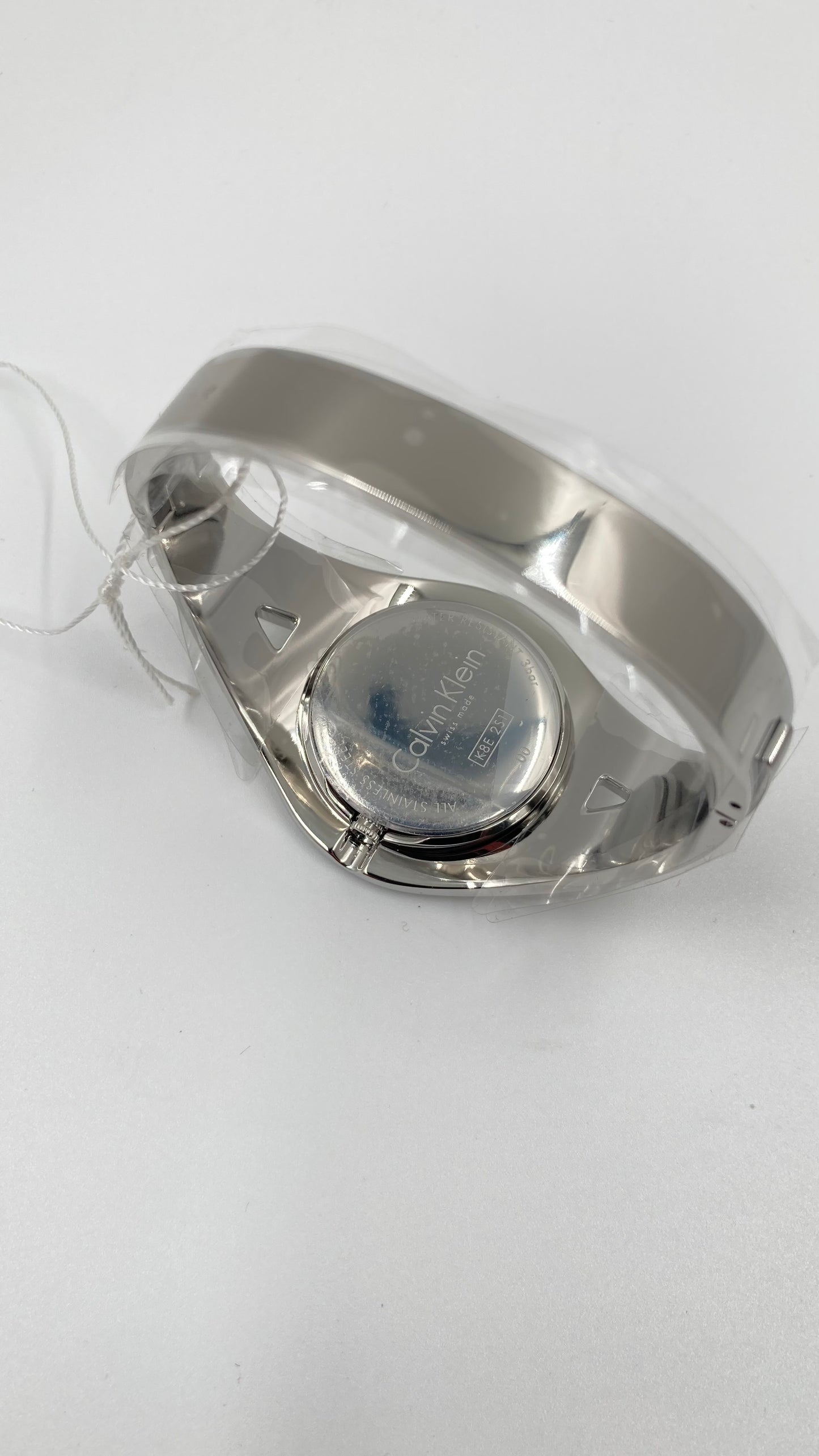 Neue, in der Schweiz hergestellte CALVIN KLEIN Sensual Damenuhr mit mittlerem Armreif und schwarzem Zifferblatt