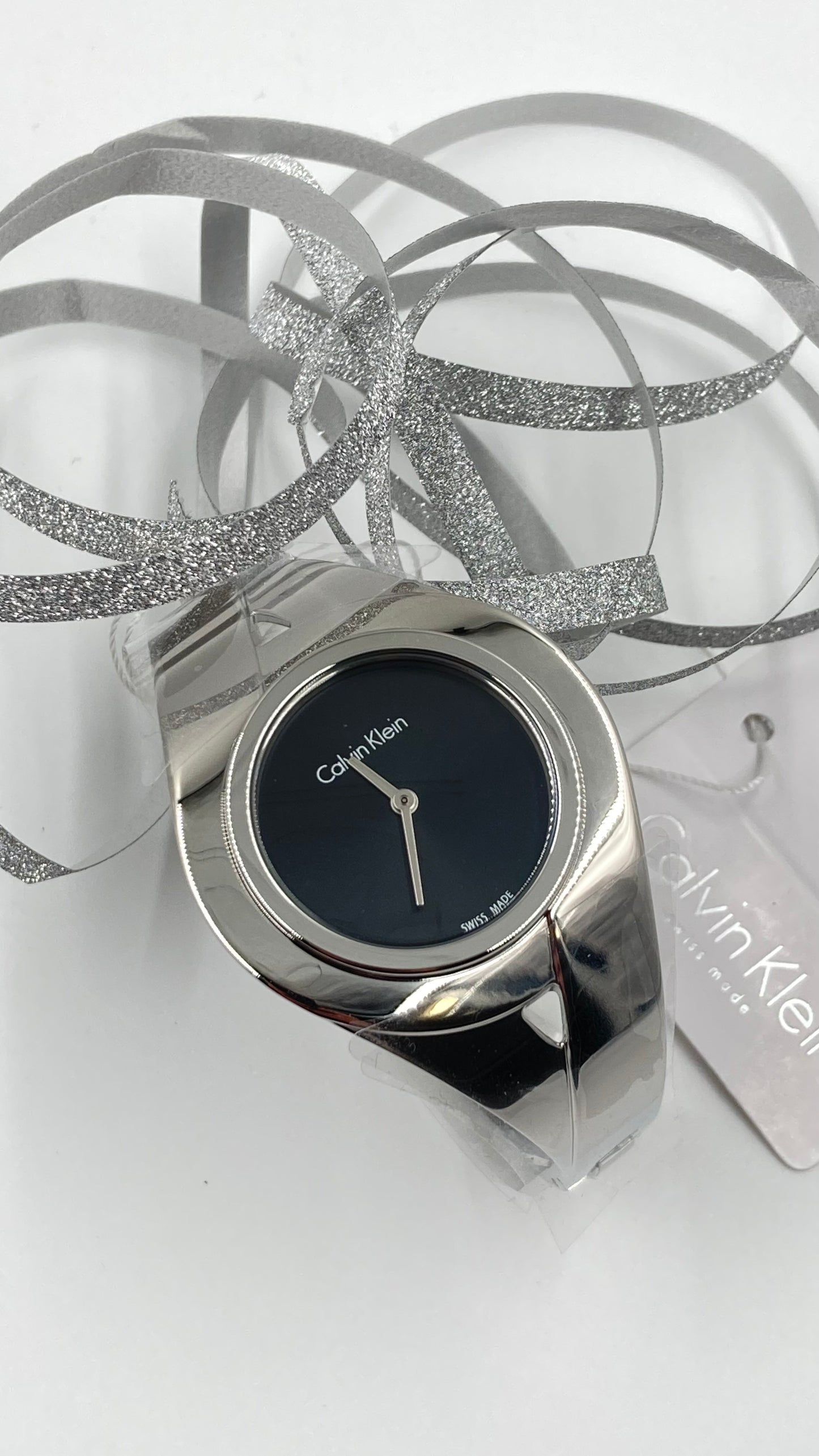 Neue, in der Schweiz hergestellte CALVIN KLEIN Sensual Damenuhr mit mittlerem Armreif und schwarzem Zifferblatt